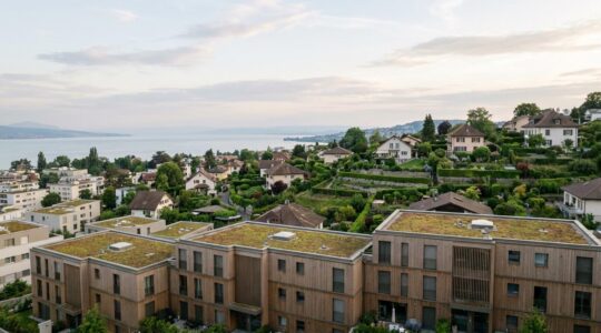 Vue panoramique de Lausanne montrant immeubles résidentiels et maisons individuelles (prix immobilier Vaud)